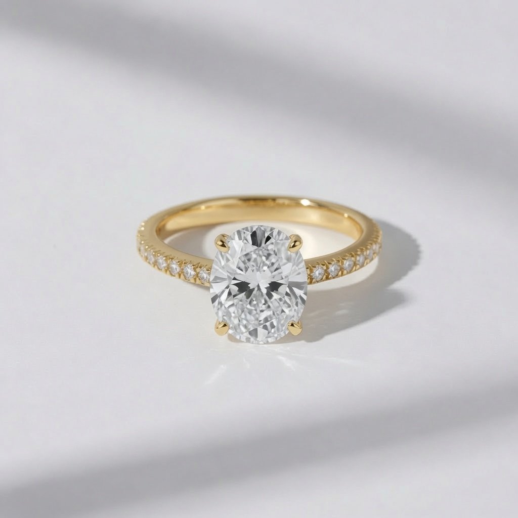 Oval on Pavé Band in 18K Yellow Gold
